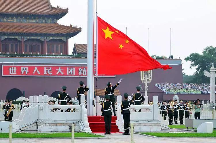 宋慧乔现身巴黎时装周 驾驭叛逆红丝造型清冷优雅