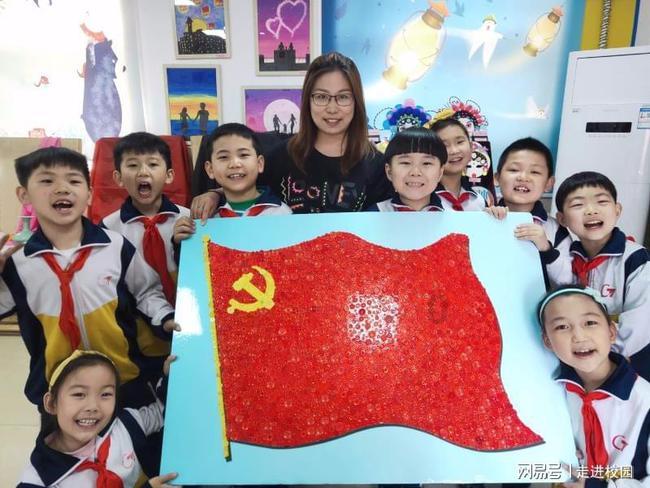男子地铁突发昏厥,医生跪地救人