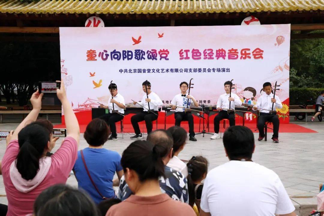 中年女人对你有哪些“动作”，证明你们会发生亲密关系？游戏画面
