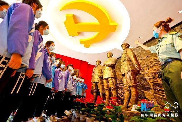 逃离废弃高校