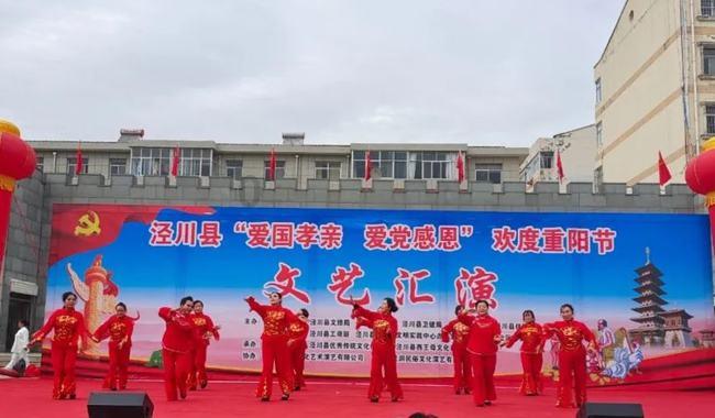 梅根一家四口出游照!莉莉贝特一头金发穿白裙,越长越像爸爸哈里