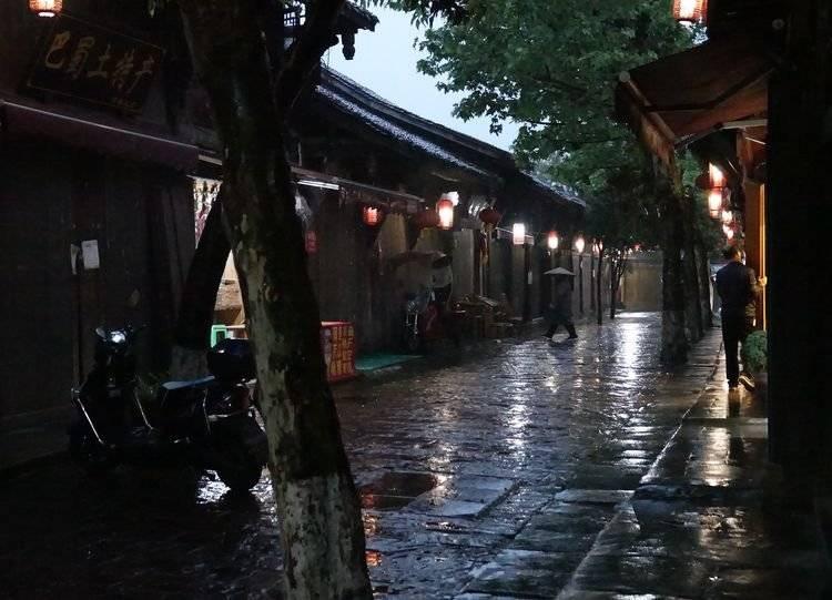 独居母亲没接电话失联1周，国外儿子急报警，民警上门查看发现是手机坏了
